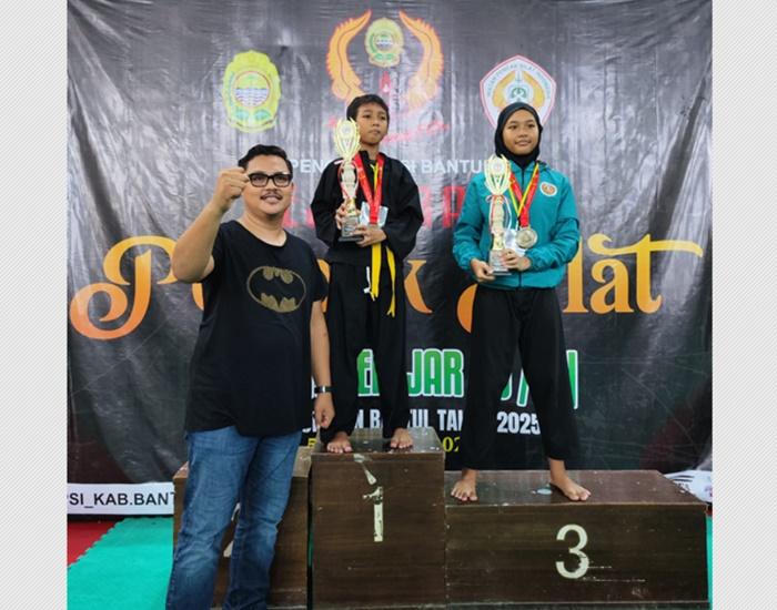 penyerahan-medali-pada-pemenang-kejuaraan-silat-di-Bantul.jpg