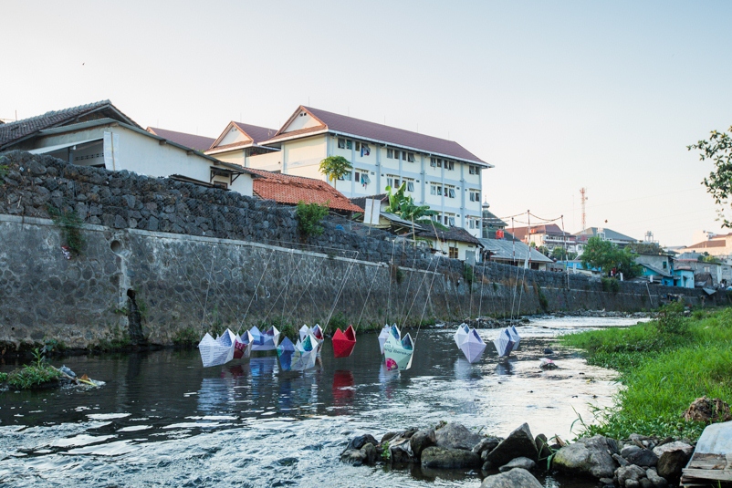 Perahu Kertas Melaju di Kali Code