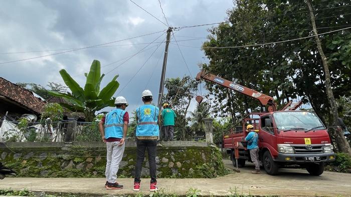 Respon Cepat Keluhan Pelanggan, PLN Terjunkan Tim Perbaiki Tiang Listrik Miring