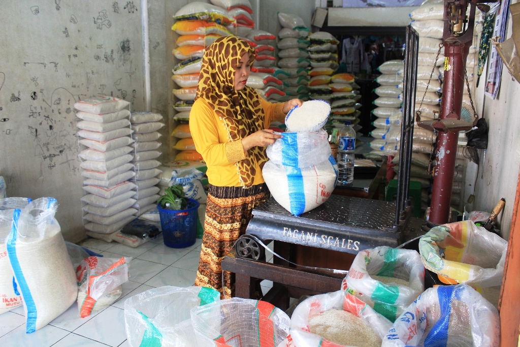 perdagangan-beras-di-pasar-wates_20180226_160403.jpg