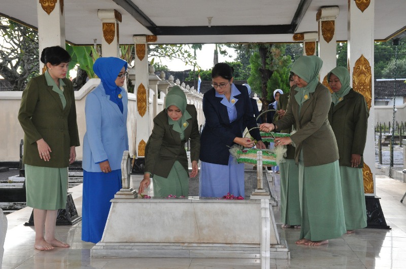 peringati-hut-persit-ke-73-persit-kartika-chandra-kirana-ziarah-bersama-ke-taman-makam-pahlawan.jpg