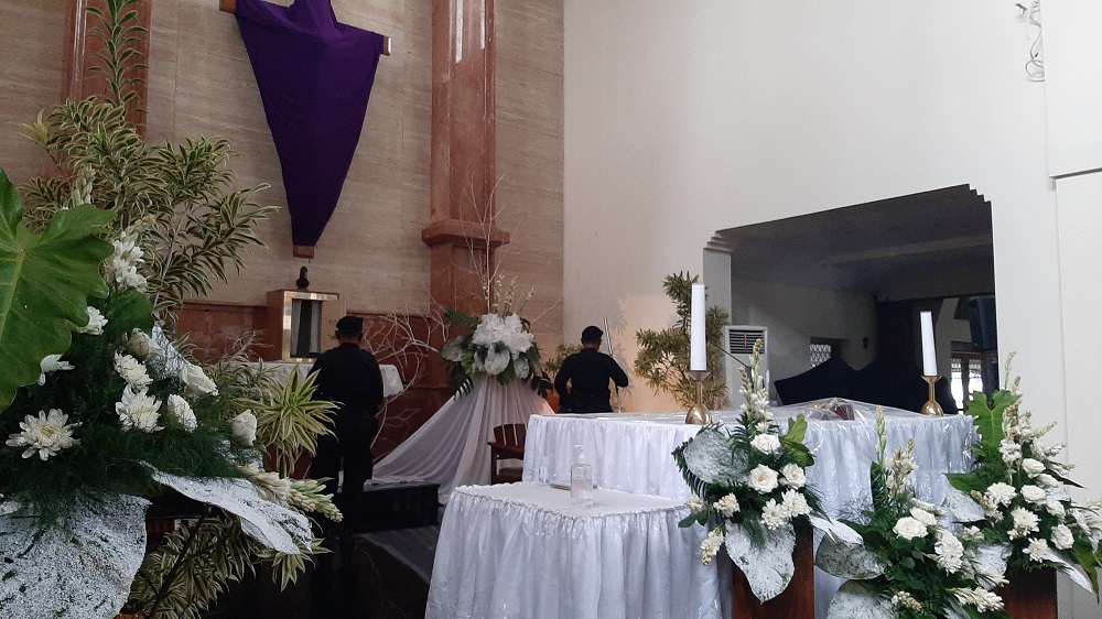 perketat-keamanan-sekretariat-gereja-kotabaru-wajibkan-umat-bawa-kartu-tanda-pengenal.jpg