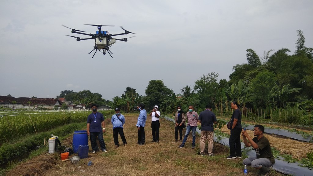 permudah-kerja-petani-drone-sprayer-karya-anak-bangsa-ini-mampu-semprot-pestisida-10-hektar-perhari.jpg
