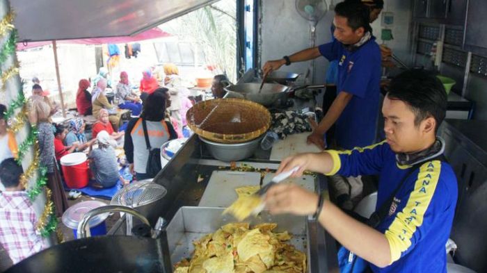 petugas-dinsos-karawang-tengah-memasak-lauk-di-dapur-umum-lapangan-kompascom-farida-farhan_20181031_110520.jpg