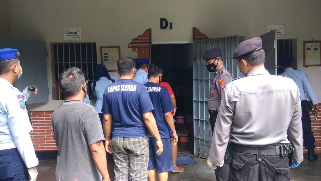 Petugas Gabungan Melakukan Razia Narkotika di Lapas Cebongan Sleman
