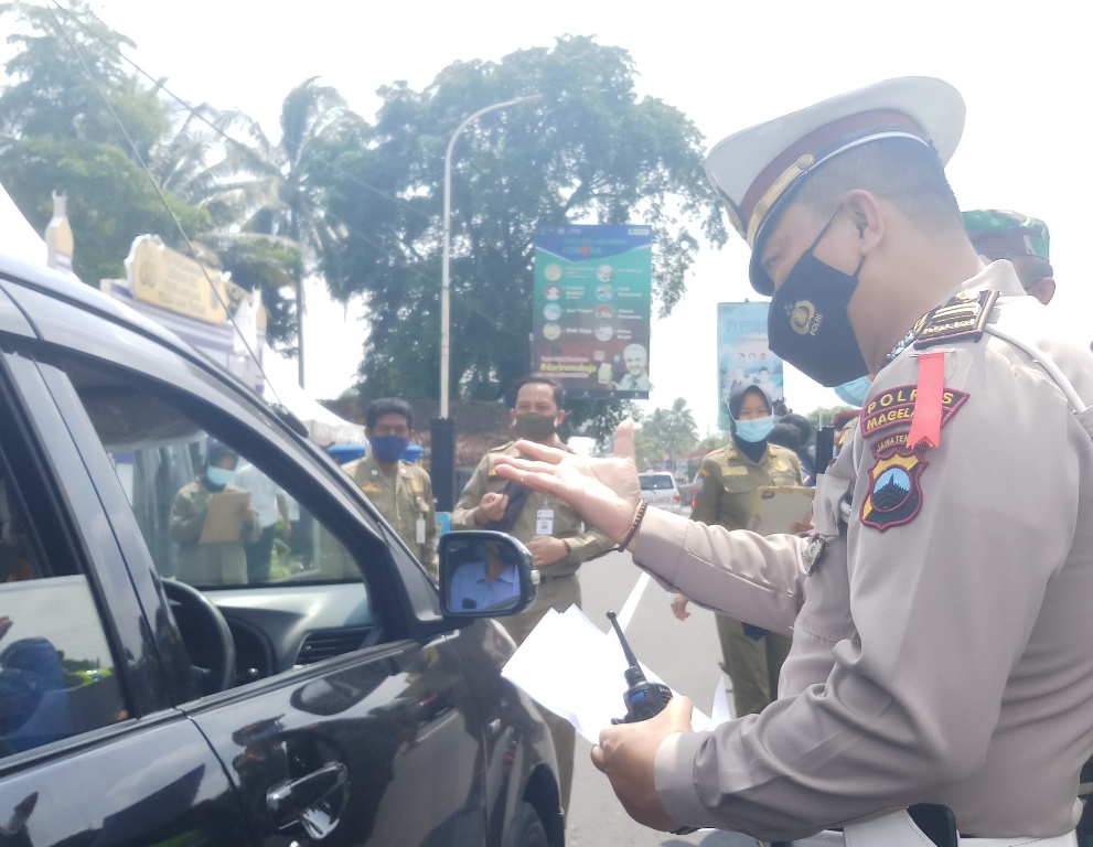 petugas-gabungan-kabupaten-magelang-lakukan-pencegatan-di-tugu-ireng.jpg