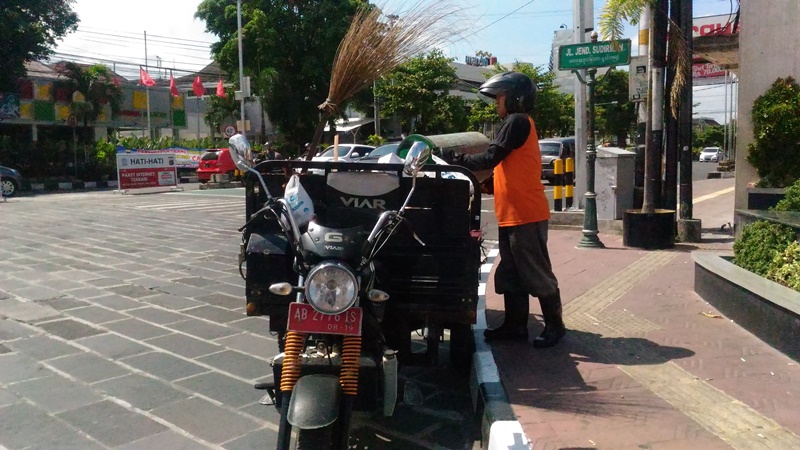 petugas-kebersihan-dlh-kota-yogyakarta_20170626_204442.jpg