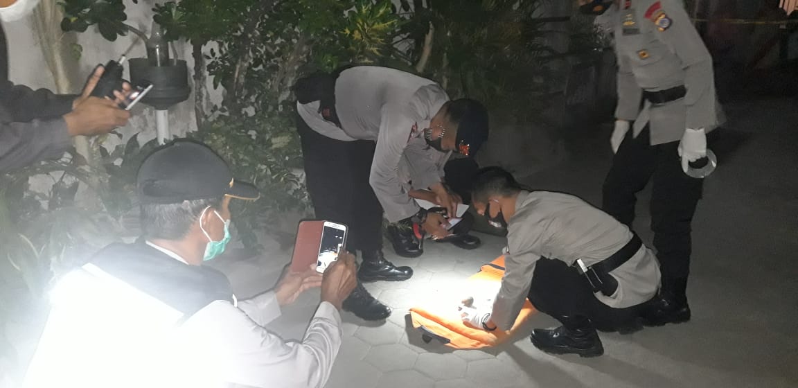 petugas-kepolisian-melakukan-pengamanan-terhadap-benda-mencurigakan.jpg