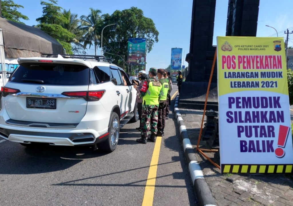 petugas-pemantauan-mudik-di-tugu-ireng-12521.jpg