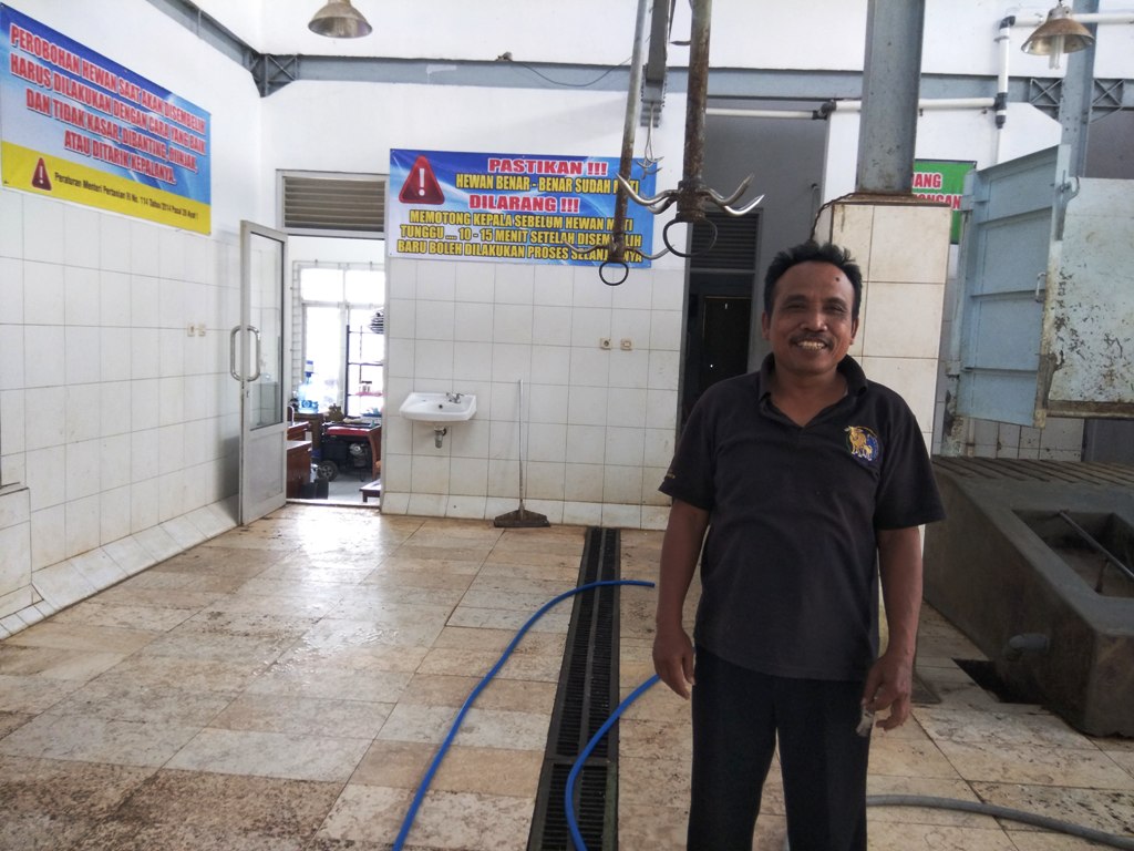 petugas-rph-segoroyoso-winarto-menunjukkan-area-tempat-pemotongan-hewan_20180821_151801.jpg
