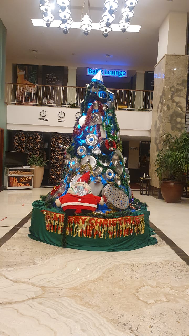 pohon-natal-dengan-peralatan-dapur-di-jambuluwuk-malioboro-hotel.jpg