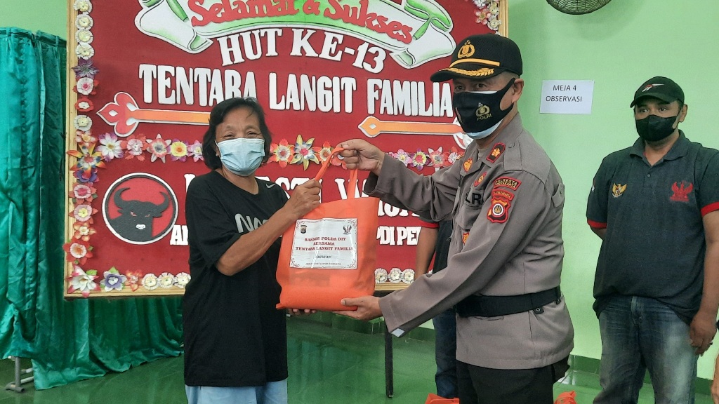 polda-di-yogyakarta-distribusikan-paket-sembako-untuk-komunitas-pedagang-malioboro.jpg