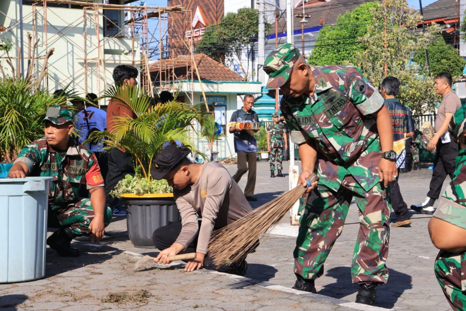 polda-diy-kerja-bakti-taman-siswa-tni.jpg