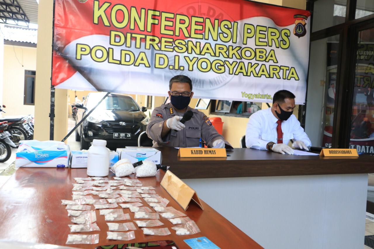 polda-diy-menangkap-dua-orang-tersangka-penyalahgunaan-obat-terlarang.jpg