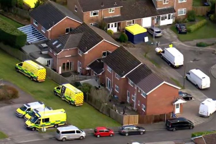 polisi-melakukan-pemeriksaan-di-rumah-skripal-di-salisbury-inggris_20180329_093104.jpg