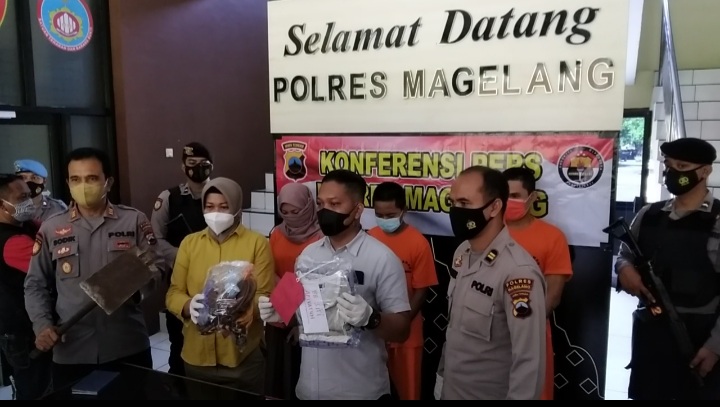polisi-menunjukkan-sejumlah-barang-bukti-aborsi-kamis-1122021.jpg