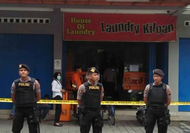 polisi-tengah-berjaga-di-lokasi-kerja-terduga-teroris2_20170529_142619.jpg