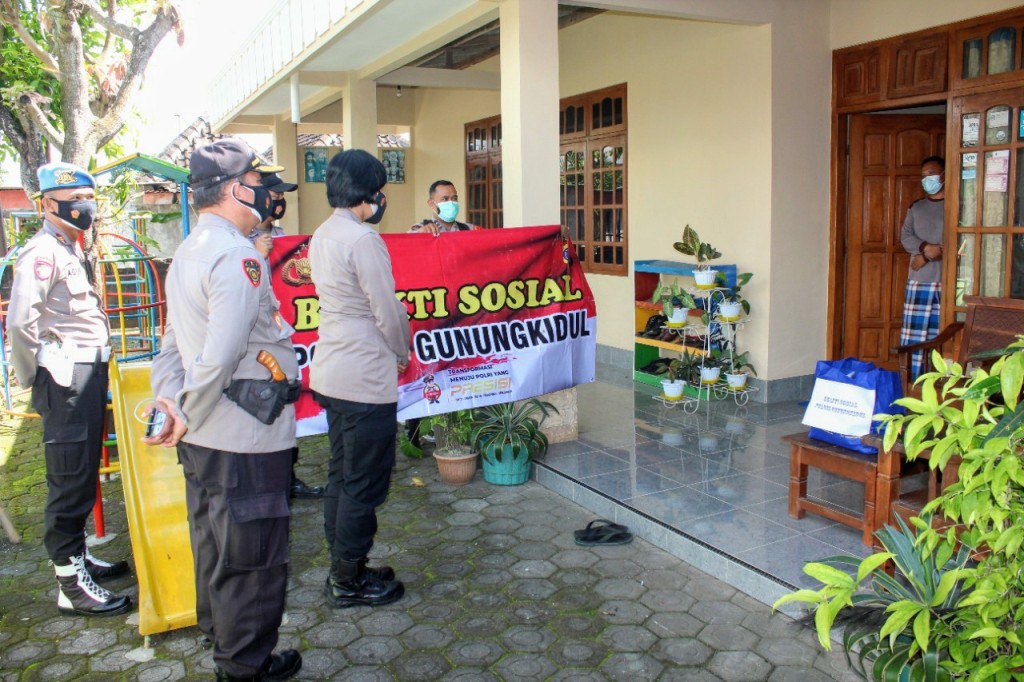 polres-gunungkidul-salurkan-bantuan-sembako-ke-aparat-isoman-hingga-masyarakat.jpg