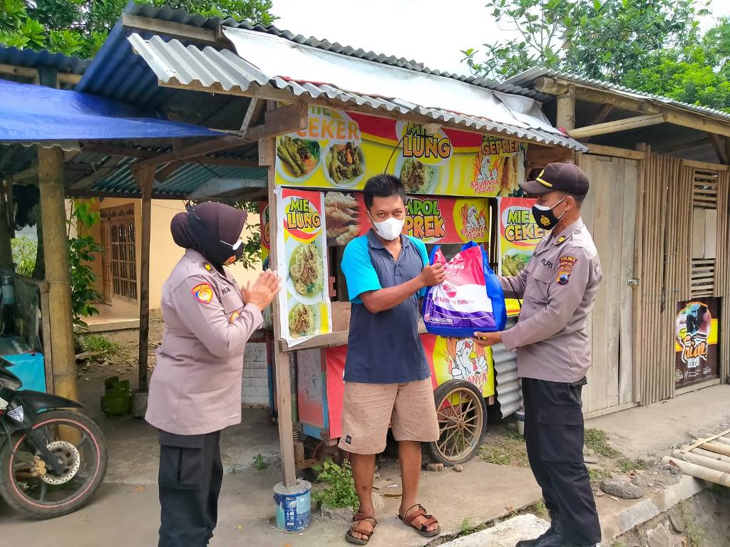 polres-magelang-bagikan-bansos-sasar-pedagang-terdampak-ppkm-level-4.jpg