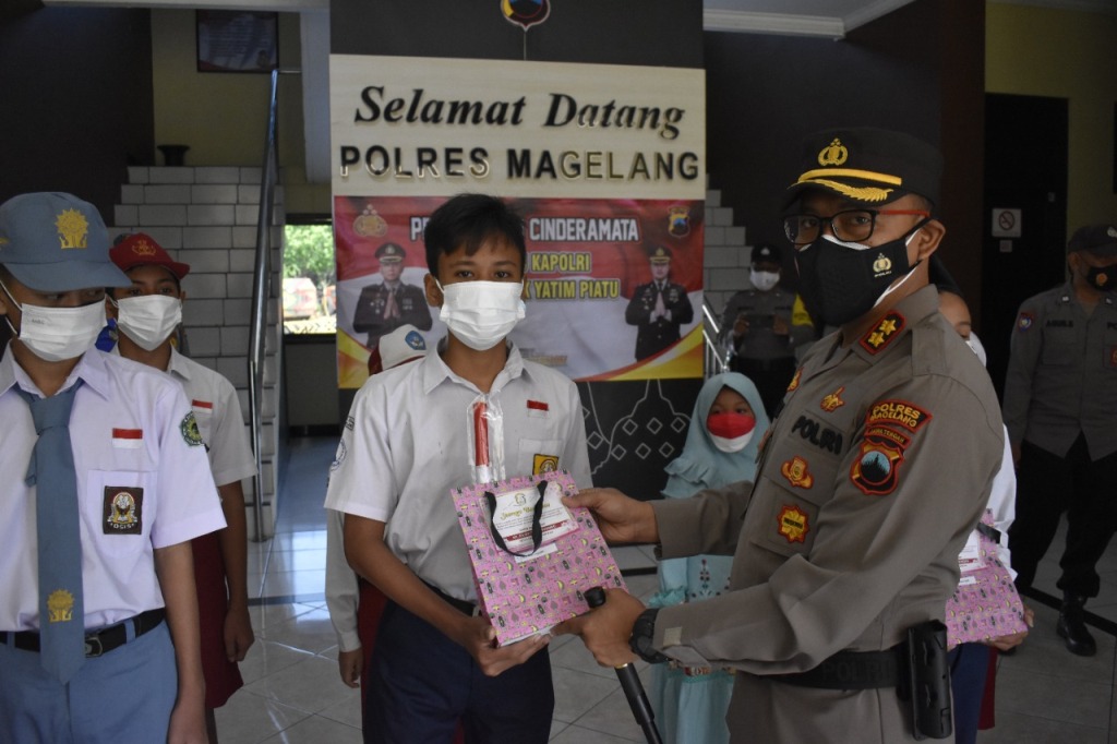 polres-magelang-berikan-bantuan-ponselpada-10-anak-yatim-piatu.jpg