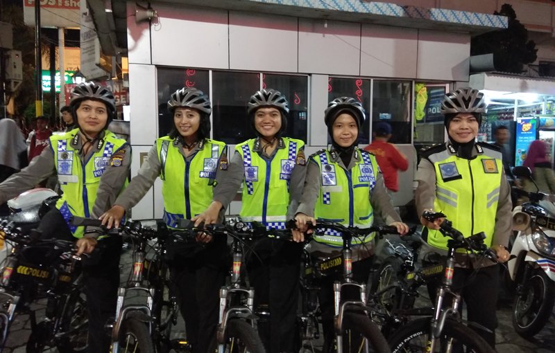 polwan-polwan-cantik-berkunjung-di-sekaten_20171104_234136.jpg