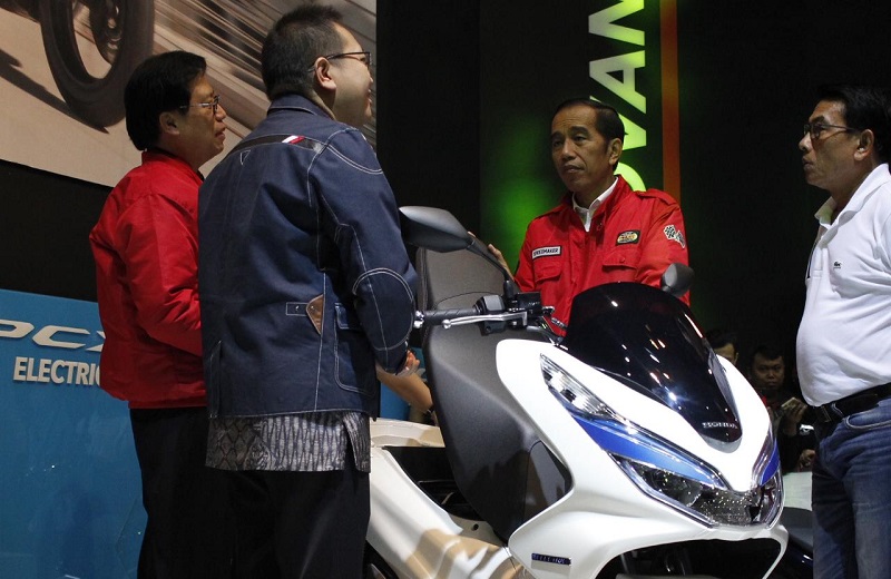Presiden Joko Widodo Saksikan PCX dan Vario di IMOS 2018