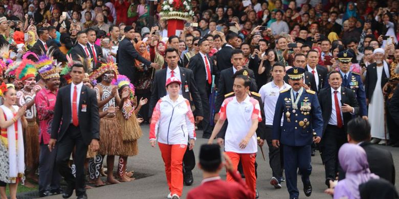 presiden-jokowi-dan-menko-pmk-puan-maharani-obor-asian-games-2018_20180818_121004.jpg