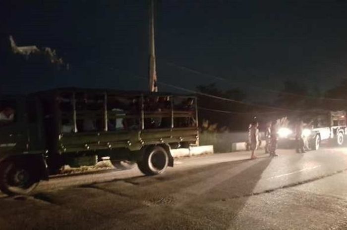 pria-bersenjata-tongkat-berniat-begal-truk-di-jalan-raya-tak-disangka-berisi-puluhan-tentara.jpg