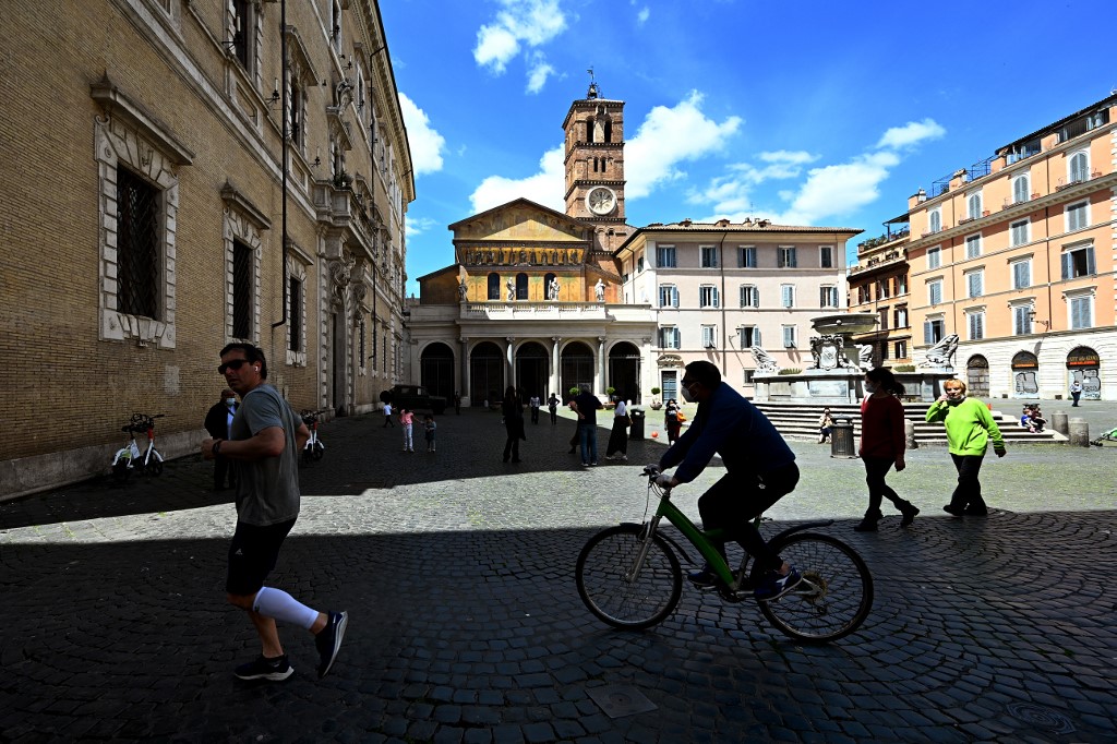 pria-mengendarai-sepeda-melewati-santa-maria-di-roma-di-alun-alun-trastevere-3-mei-2020.jpg
