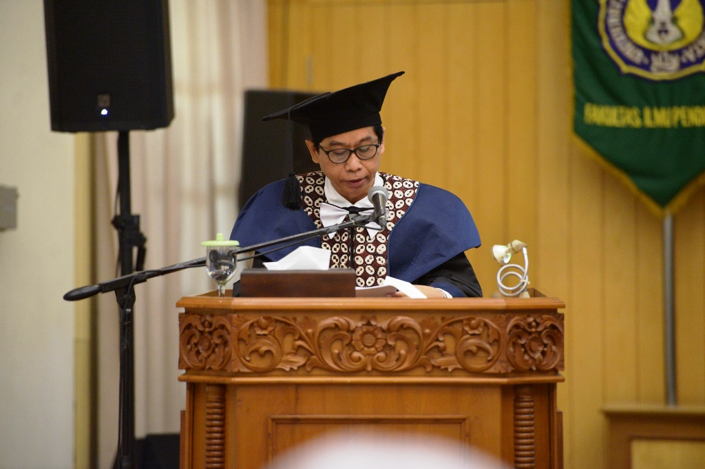 Jinsiy Arianna Sinn ozining ulkan kokraklari bilan hayratda qoldiradi