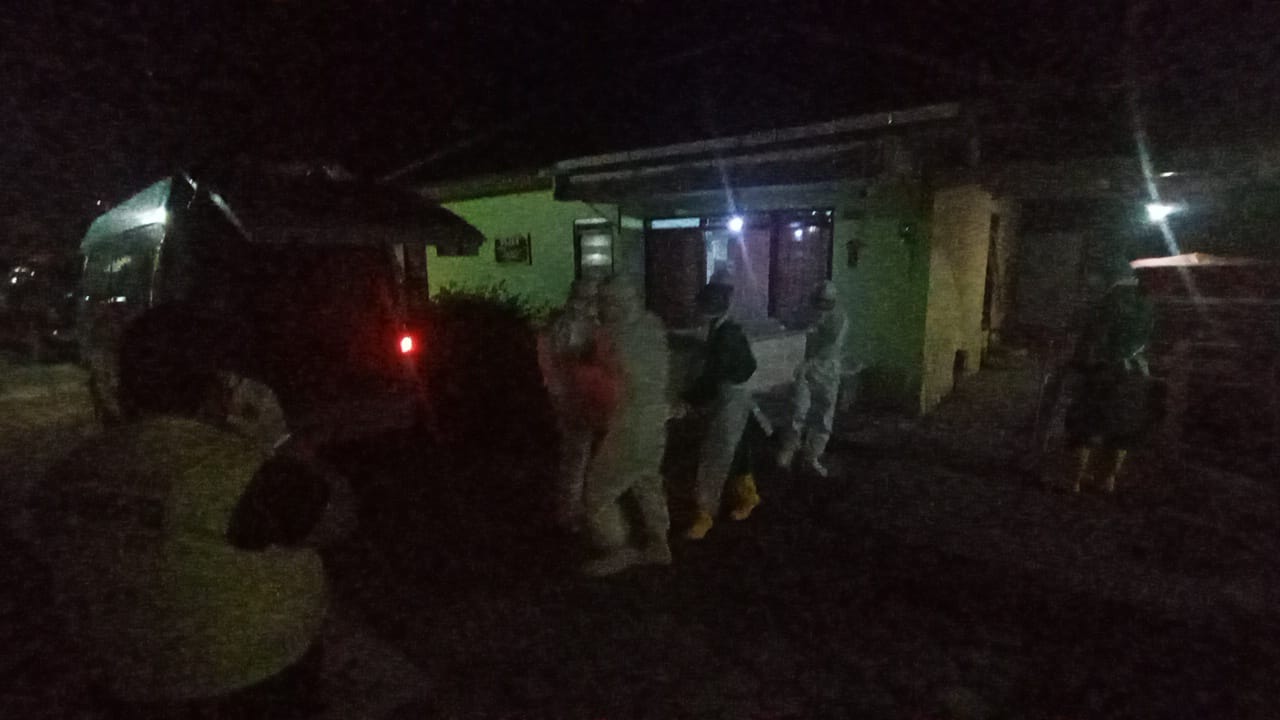 proses-evakuasi-jenazah-pasutri-1.jpg