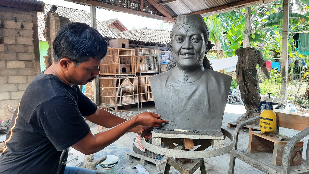 proses-pembuatan-patung-didi-kempot-oleh-salah-satu-seniman-studio-logam-sakti.jpg