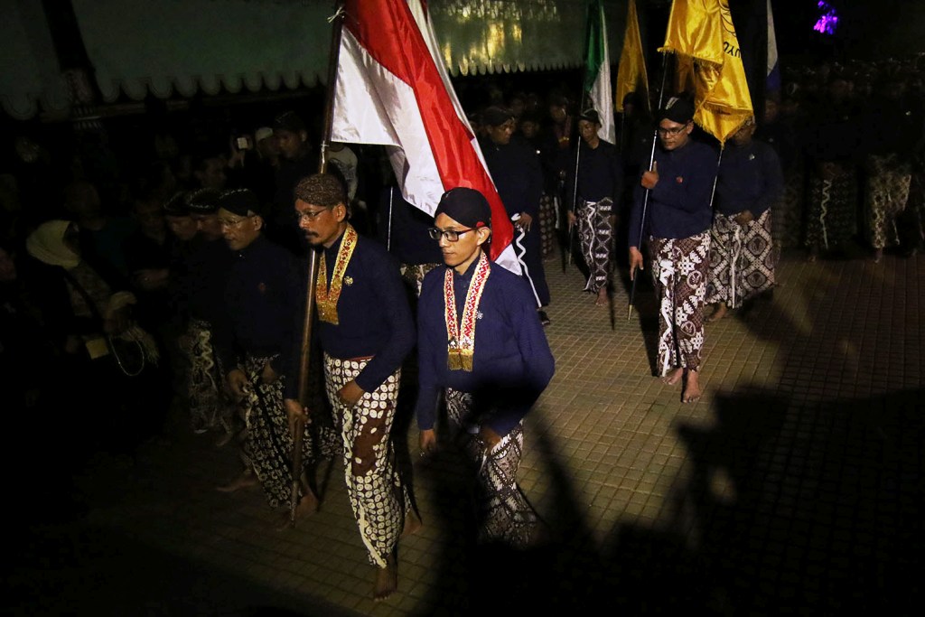 prosesi-mubeng-beteng-diawali-dari-komplek-kraton-yogyakarta_20180912_092041.jpg