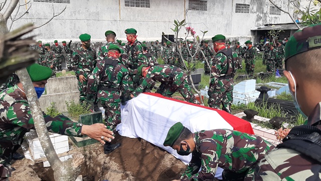 prosesi-pemakaman-kapten-cpn-freedy-febrianto-nugroho.jpg