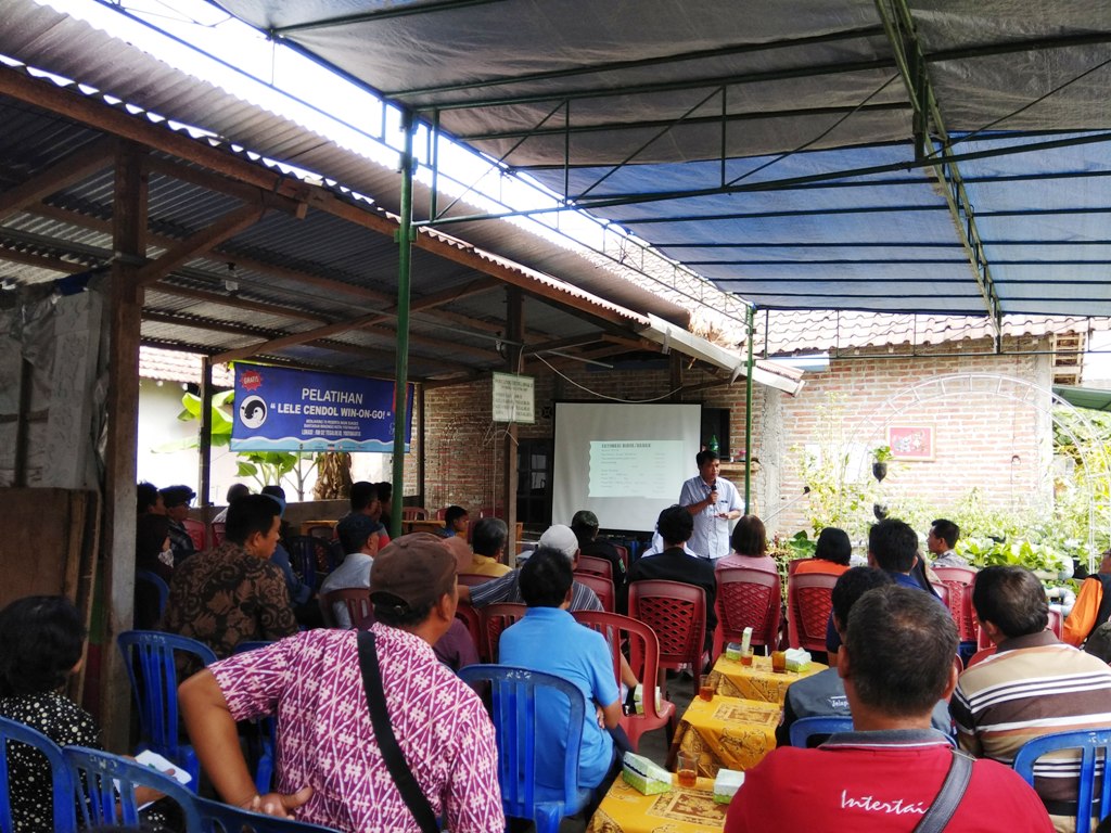 puluhan-warga-yang-tergabung-dalam-kelompok-budidaya-lele-cendol-minarejo_20180829_174202.jpg