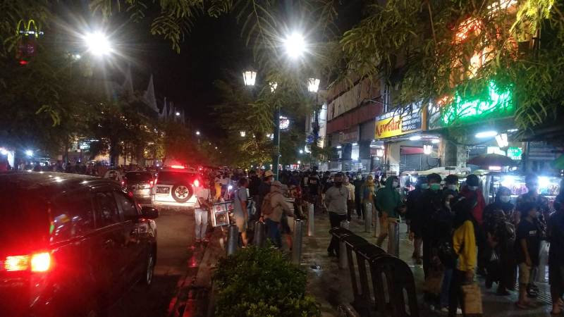 puncak-libur-natal-pengunjung-malioboro-membludak-petugas-kewalahan-tegakkan-protokol-kesehatan.jpg