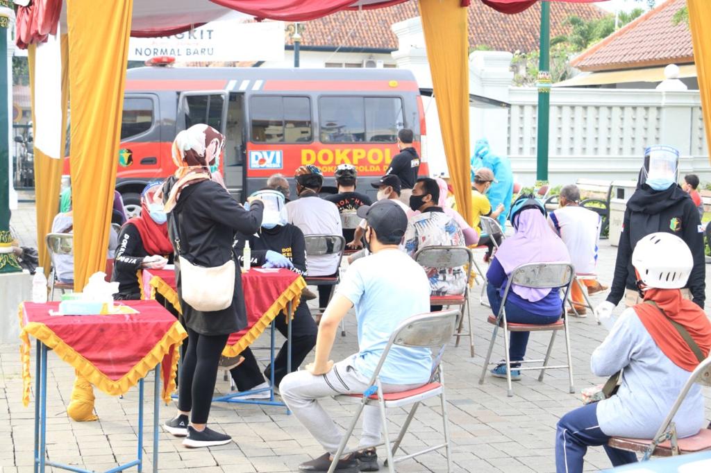 Warga Antusias Ikut Rapid Test Gratis Polda DIY yang Digelar di Tugu, Malioboro dan Alun-Alun Utara