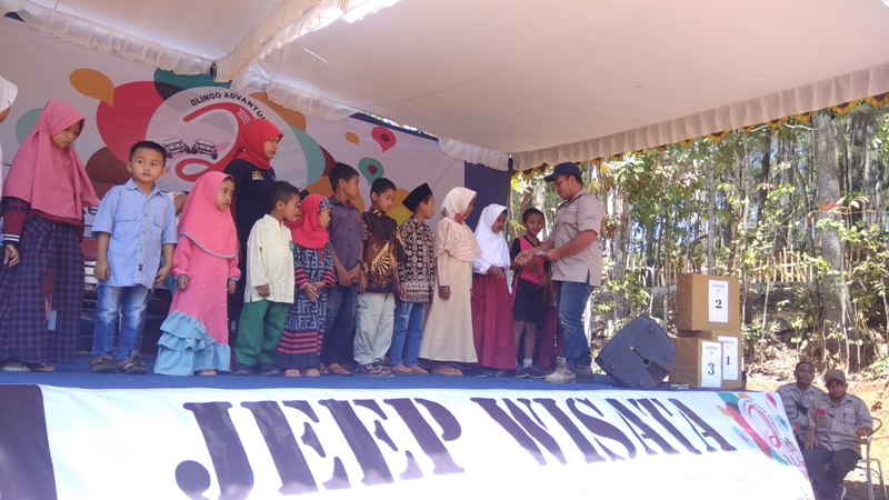 Rayakan Hari Jadi yang ke-2, Komunitas Jip DAC Santuni Ratusan Lansia dan Anak-anak Yatim di Muntuk