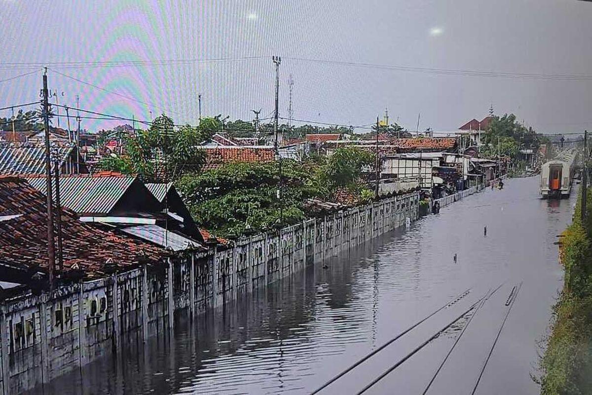 rel-kereta-api-terendam-banjir.jpg