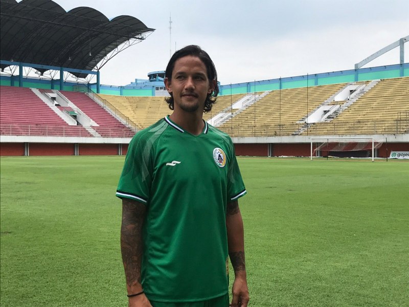 resmi-berseragam-pss-sleman-irfan-bachdim-ingin-tunjukan-dirinya-masih-bisa-bersaing-di-liga-1-2020.jpg