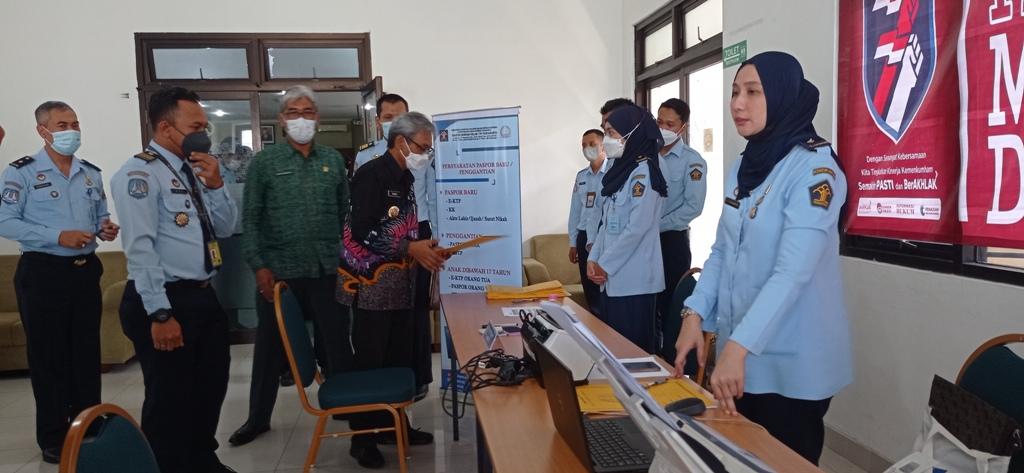 ri-Saktiyana-mengecek-pelayanan-paspor-masuk-desa.jpg