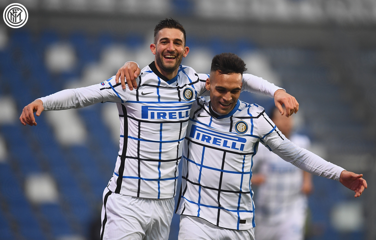 roberto-gagliardini-dan-lautaro-martinez-merayakan-gol-ketiga-saat-sassuolo-vs-inter-milan.jpg