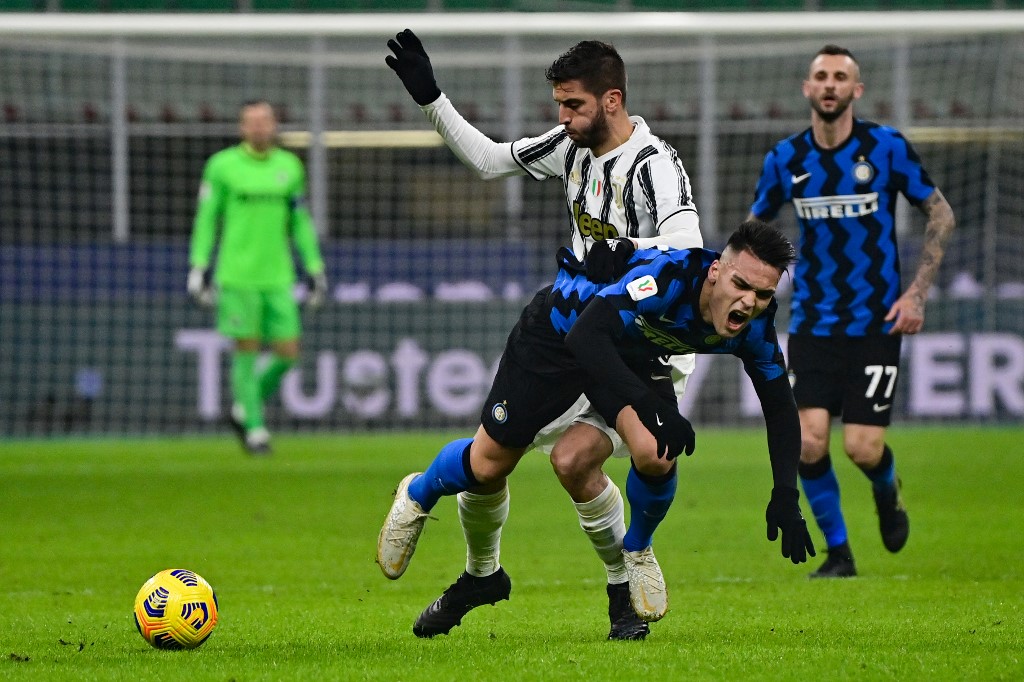 rodrigo-bentancur-dan-lautaro-martinez-leg-pertama-semifinal-piala-italia-inter-milan-vs-juventus.jpg