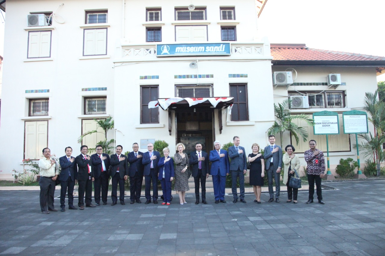 rombongan-duta-besar-rusia-dan-bssn-saat-melakukan-kunjungan-ke-museum-sandi-kotabaru.jpg