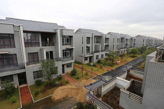 rumah-mewah-yang-dibangunkan-oleh-miliuner-sebelumnya-kampung-kumuh.jpg