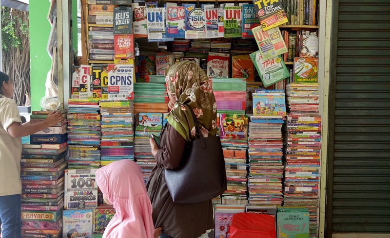 salah-satu-toko-buku-yang-menjual-berbagai-macam-buku-di-shopping-center-yogyakarta_20171107_130235.jpg