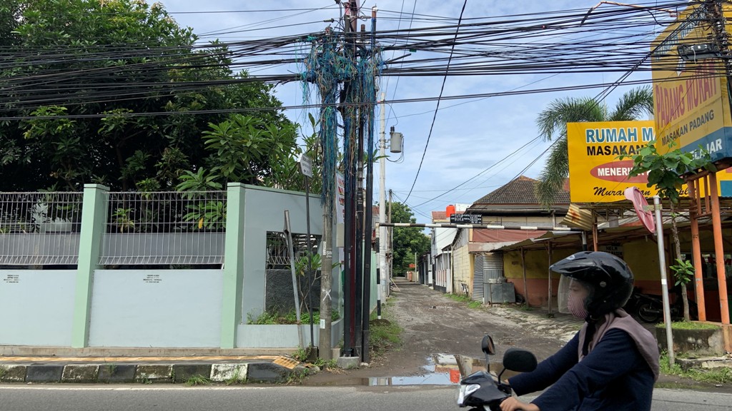 sampah-tali-spanduk-terlihat-menumpuk-di-sejumlah-tiang-listrik-di-area-seturan.jpg