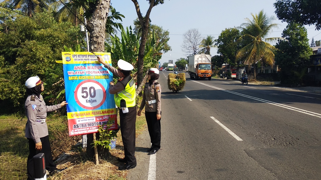 Sambut Arus Mudik, Polres Kulonprogo Pasang Rambu Rontek Menggelitik