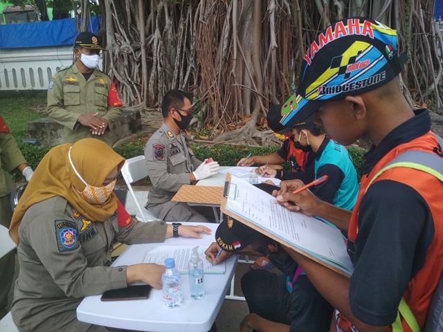 satpol-pp-tindak-pelanggar-protokol-kesehatan.jpg