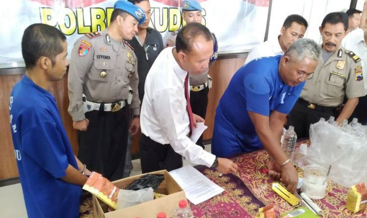 satreskrim-polres-kudus-gelar-jumpa-pers-terkait-penggerebekan-pabrik-arak.jpg